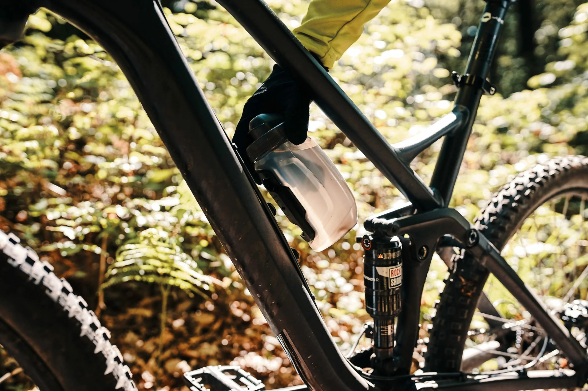 Fidlock TWIST Bottle 450 + Bike Base Set - Transparent Noir 3 Fidlock TWIST Bottle 450 + Bike Base Set - Transparent Noir – Image 3