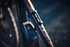 Fidlock TWIST Uni Base - Noir 17 Fidlock TWIST Uni Base - Noir -Porte vélos Soldes Magasin 09620 fidlock TWIST uni base outdoor 01 scaled