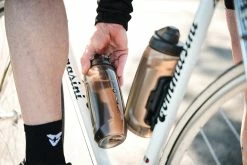 Fidlock TWIST Bottle 590 + Bike Base Set - Transparent Noir 9 Fidlock TWIST Bottle 590 + Bike Base Set - Transparent Noir -Porte vélos Soldes Magasin 09636 TBL fidlock twist bottle590 outdoor 011 scaled