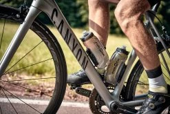 Fidlock TWIST Bottle 590 + Bike Base Set - Transparent Noir 12 Fidlock TWIST Bottle 590 + Bike Base Set - Transparent Noir -Porte vélos Soldes Magasin 09636 TBL fidlock twist bottle590 outdoor 016 scaled