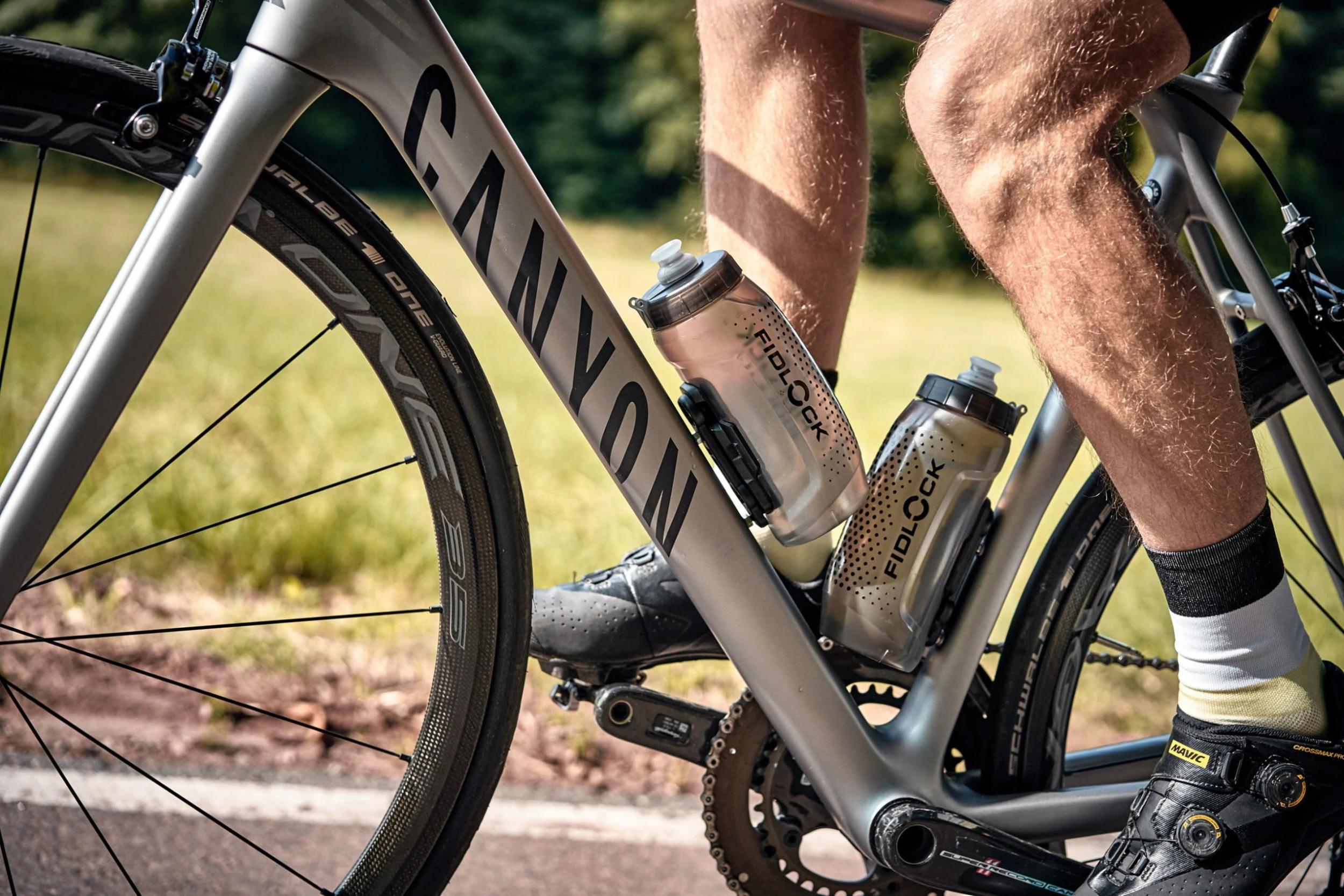 Fidlock TWIST Bottle 590 + Bike Base Set - Transparent Noir 6 Fidlock TWIST Bottle 590 + Bike Base Set - Transparent Noir – Image 6