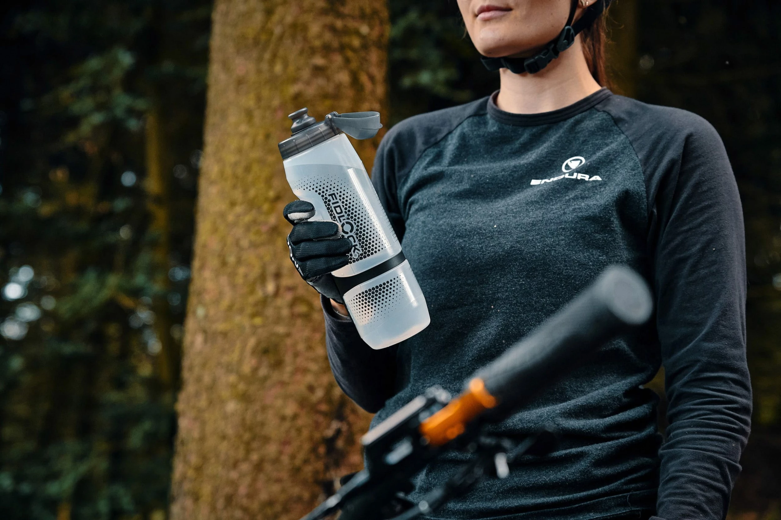 Fidlock TWIST Bottle 800 + Bike Base Set - Transparent Noir 6 Fidlock TWIST Bottle 800 + Bike Base Set - Transparent Noir – Image 6